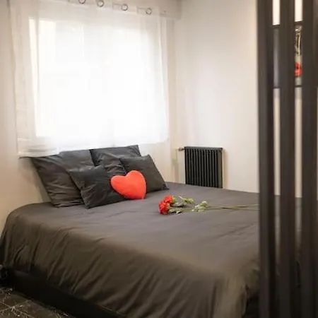 Room, Luna سانت أوين لاومون